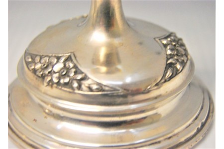 Conjunto de dois copos de vidro com gravados a ácido com relevos e bases em prata.